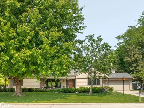 76 Brook Ter, Mason City, IA 50401