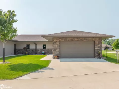 537 River Bend Ct, Mason City, IA 50401