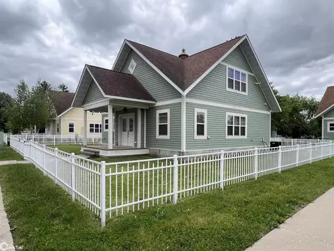 52 E Golden Ln, Fairfield, IA 52556
