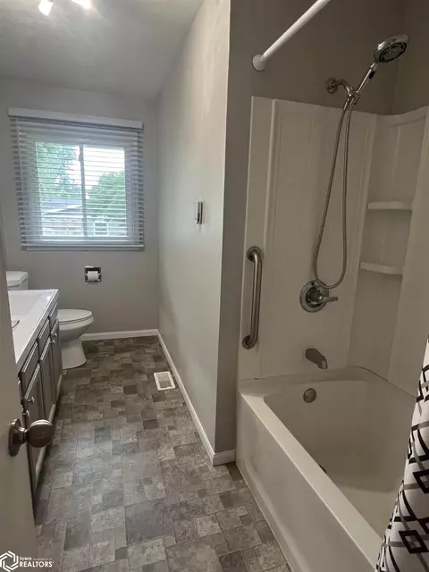 Bath - 219 Hillcrest Dr, Hamilton, IL 62341 photo 3 of 5