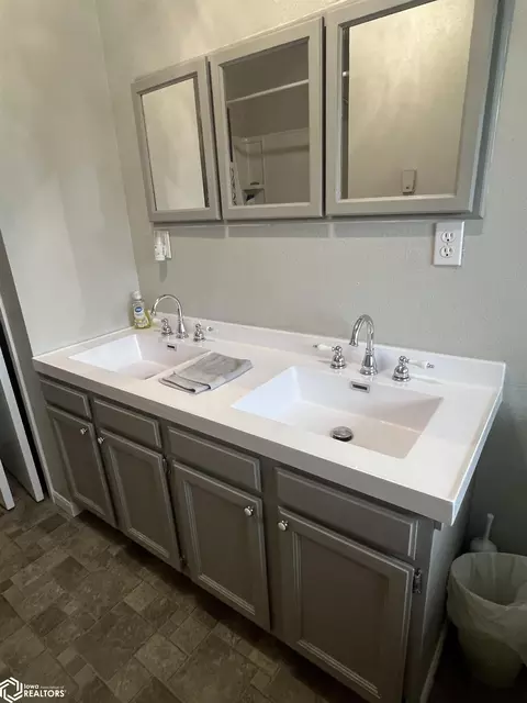 Bath - 219 Hillcrest Dr, Hamilton, IL 62341 photo 2 of 5
