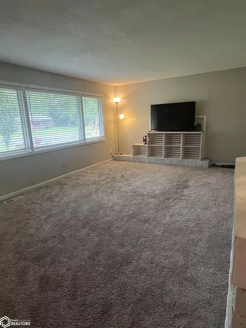 Living - 219 Hillcrest Dr, Hamilton, IL 62341 photo 1 of 3