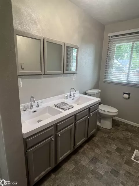 Bath - 219 Hillcrest Dr, Hamilton, IL 62341 photo 1 of 5