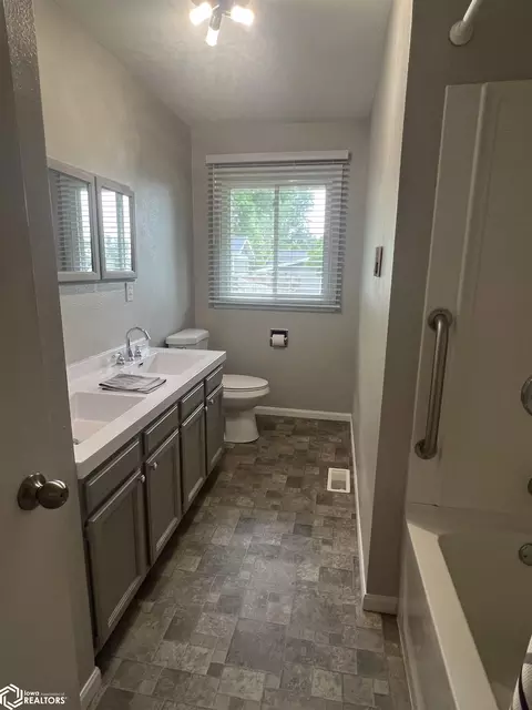 Bath - 219 Hillcrest Dr, Hamilton, IL 62341 photo 4 of 5