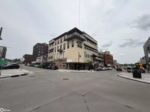 218 Jefferson St #2E, Burlington, IA 52601