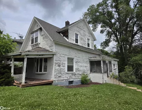 548 S 9th St, Burlington, IA 52601