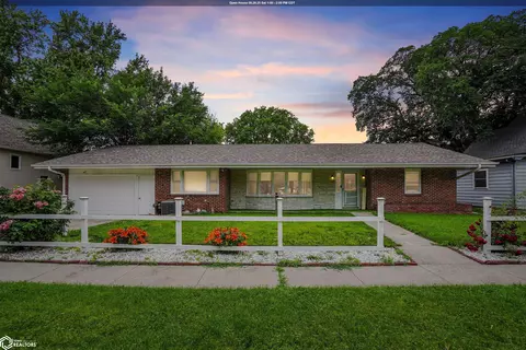 524 10th St, Nevada, IA 50201