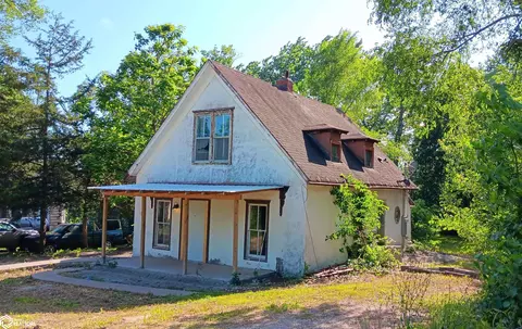 105 N 3rd St, Mystic, IA 52574