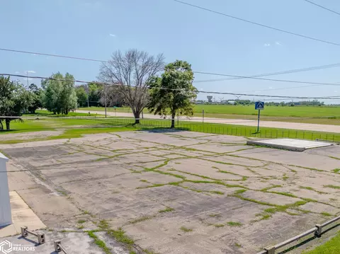 33 Rd St SE, Mason City, IA 50401