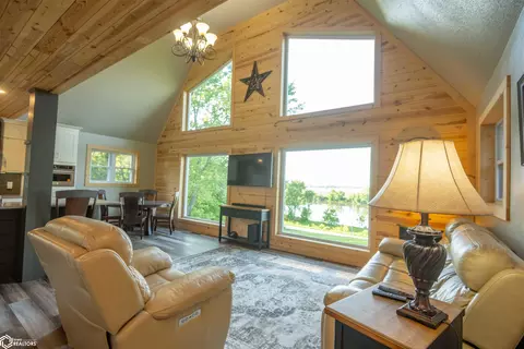 Living - 14277 Eagle Dr, Douds, IA 52551 photo 3 of 5
