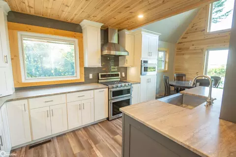 Kitchen - 14277 Eagle Dr, Douds, IA 52551 photo 9 of 9