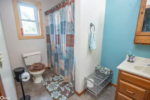 Bath - 14277 Eagle Dr, Douds, IA 52551 photo 3 of 7