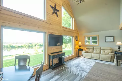 Living - 14277 Eagle Dr, Douds, IA 52551 photo 4 of 5