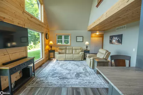 Living - 14277 Eagle Dr, Douds, IA 52551 photo 5 of 5