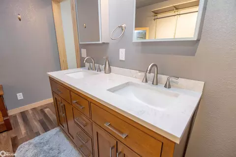 Bath - 14277 Eagle Dr, Douds, IA 52551 photo 1 of 7