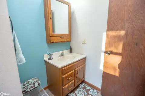 Bath - 14277 Eagle Dr, Douds, IA 52551 photo 4 of 7