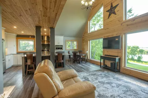 Living - 14277 Eagle Dr, Douds, IA 52551 photo 2 of 5