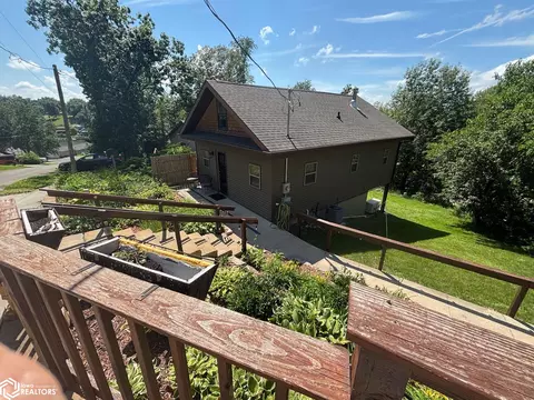 6110 N Lakeshore Dr, Brooklyn, IA 52211