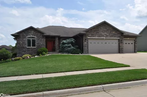 104 E Timber Creek Dr, Carroll, IA 51401