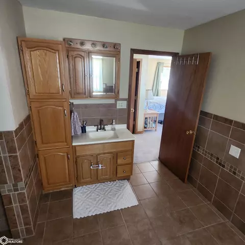Bath - 1827 130th St, Bode, IA 50519 photo 2 of 3