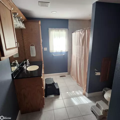 Bath - 1827 130th St, Bode, IA 50519 photo 1 of 3