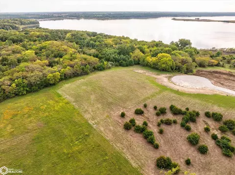 398 Lake Dr, Melrose, IA 52569
