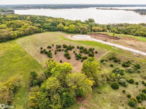 376 Lake Dr, Melrose, IA 52569