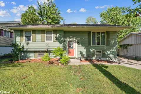 1001 Pawnee Dr NW, Cedar Rapids, IA 52405
