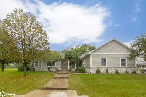 125 Pebble Creek Dr, Mason City, IA 50401