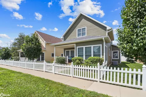 2 Garden Cottage Ln, Grinnell, IA 50112