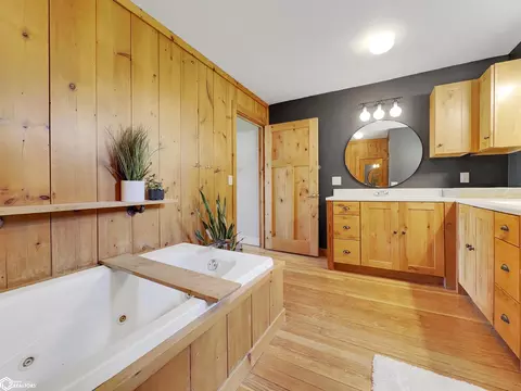 Bath - 1440 Olive Ave, Hampton, IA 50441 photo 2 of 6