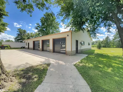 Exterior - 1440 Olive Ave, Hampton, IA 50441 photo 4 of 10