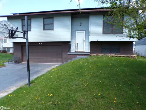1215 Rolling Meadows Rd, Marshalltown, IA 50158
