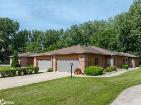 2048 Hunters Ridge Dr, Mason City, IA 50401