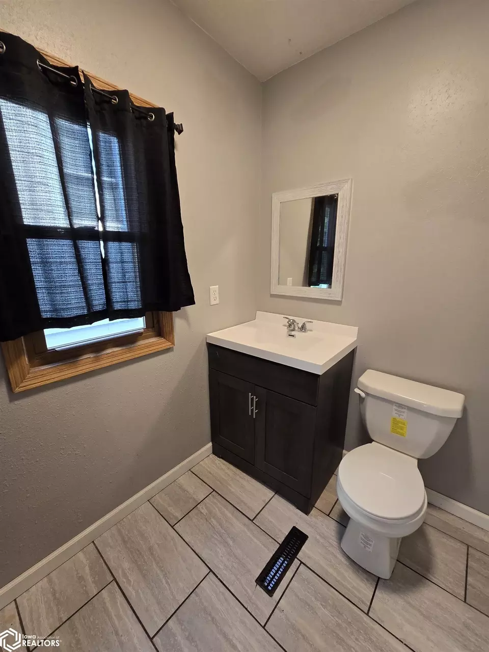 Bath - 1110 Elm St, Webster City, IA 50595 photo 1 of 2
