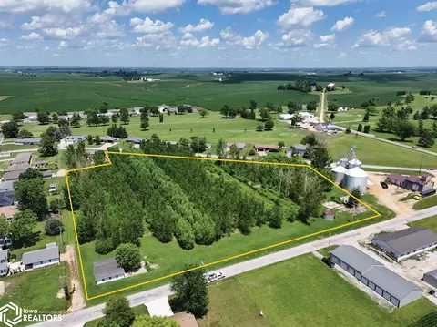 98 1st St, Lowden, IA 52255