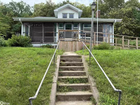 1711 Bluff St, Hamburg, IA 51640