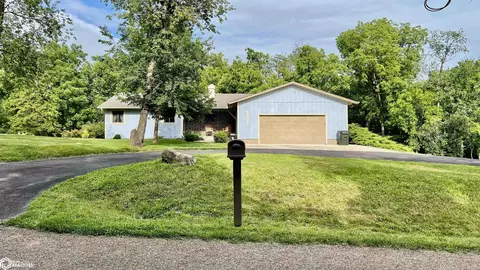 2002 S 7th St, Oskaloosa, IA 52577