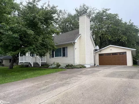 403 E Pierce Ave, Fairfield, IA 52556