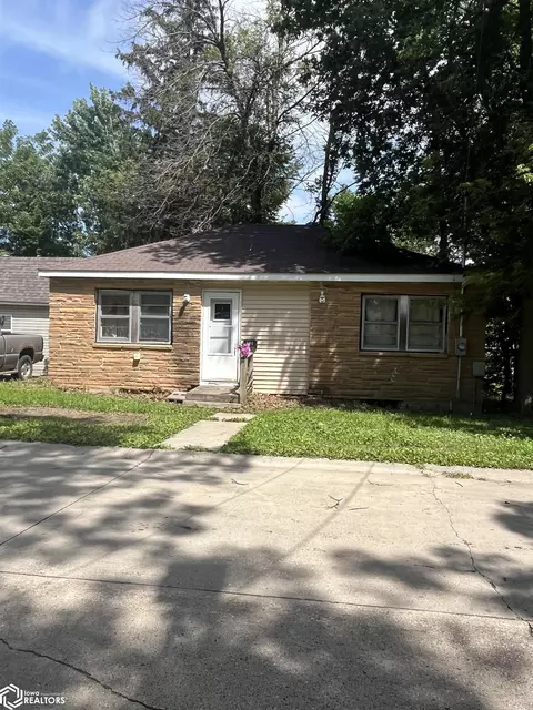 204 Wesley Dr, Clear Lake, IA 50428