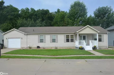 104 Lowell Dr, Eddyville, IA 52553