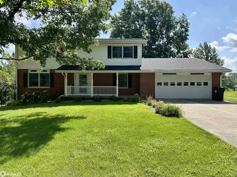 1032 N 6th St, Chariton, IA 50049