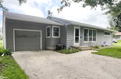 808 E 14th St S, Newton, IA 50208