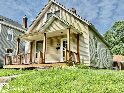 1225 S 10th St, Burlington, IA 52601