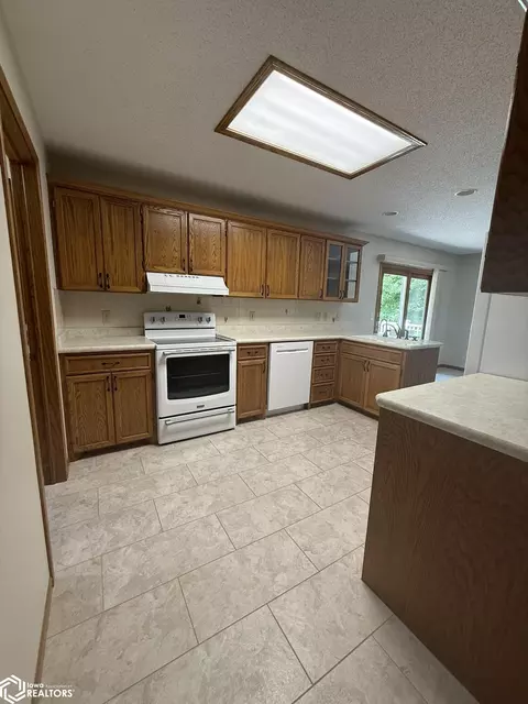 321 Ely Cir, Carroll, IA 51401 photo 3