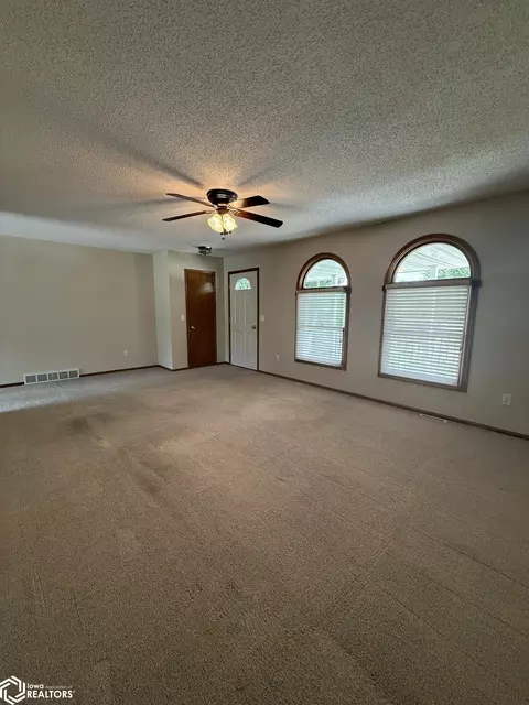 321 Ely Cir, Carroll, IA 51401 photo 6