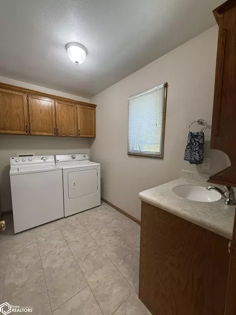321 Ely Cir, Carroll, IA 51401 photo 4