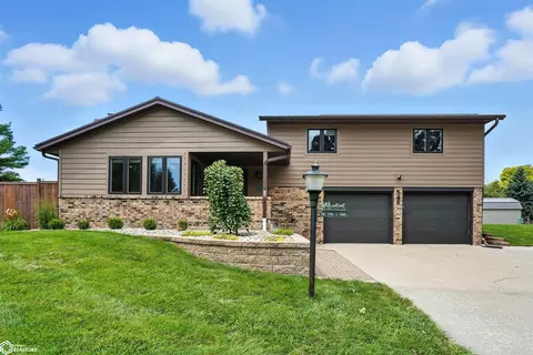 546 Westwood Dr, Nevada, IA 50201