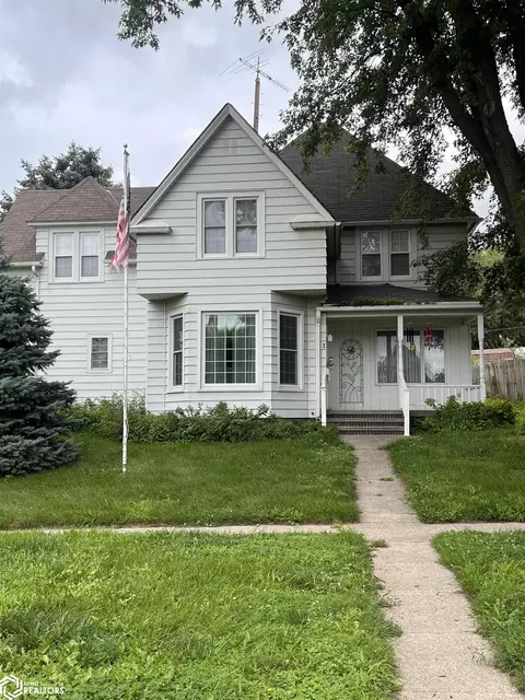 18 Cedar St, Schleswig, IA 51461