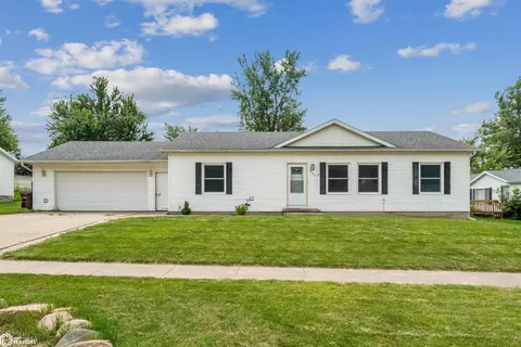 906 Prairie Ln, Marshalltown, IA 50158